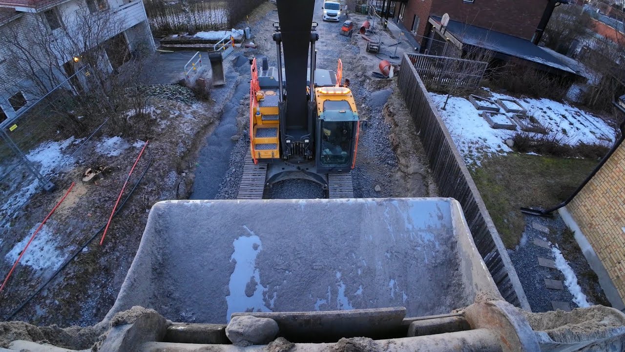 Volvo L60H och EC300EL BYGGER UPP EN VÄG!
