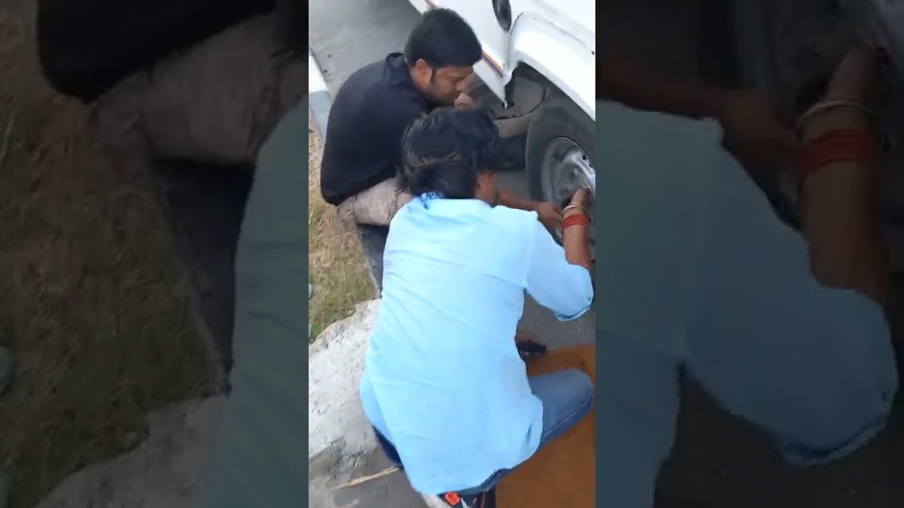 How to change Tempo Traveller Punctured Tyre