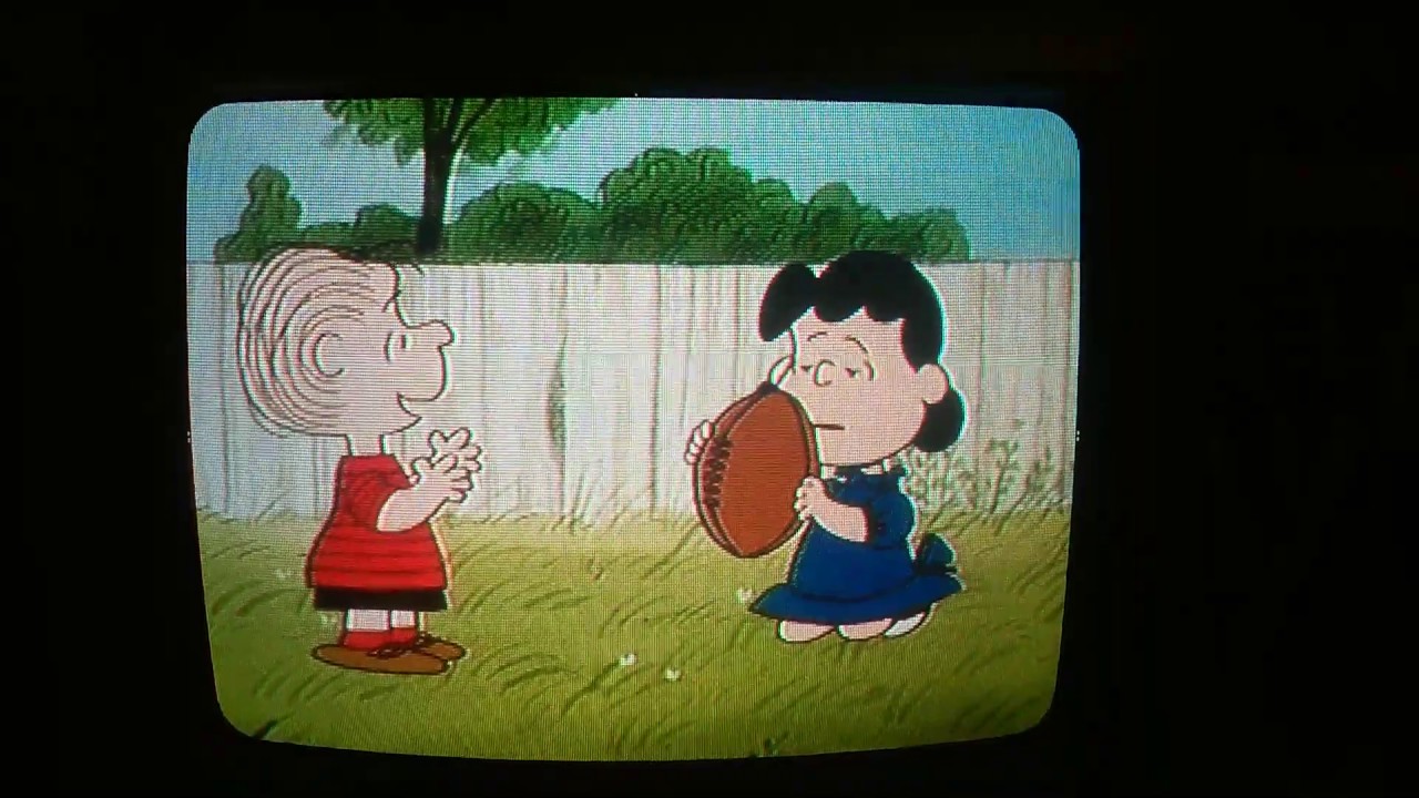Charlie Brown - Lucy Does NOT Pull The Football Away - 1982 (no joke)