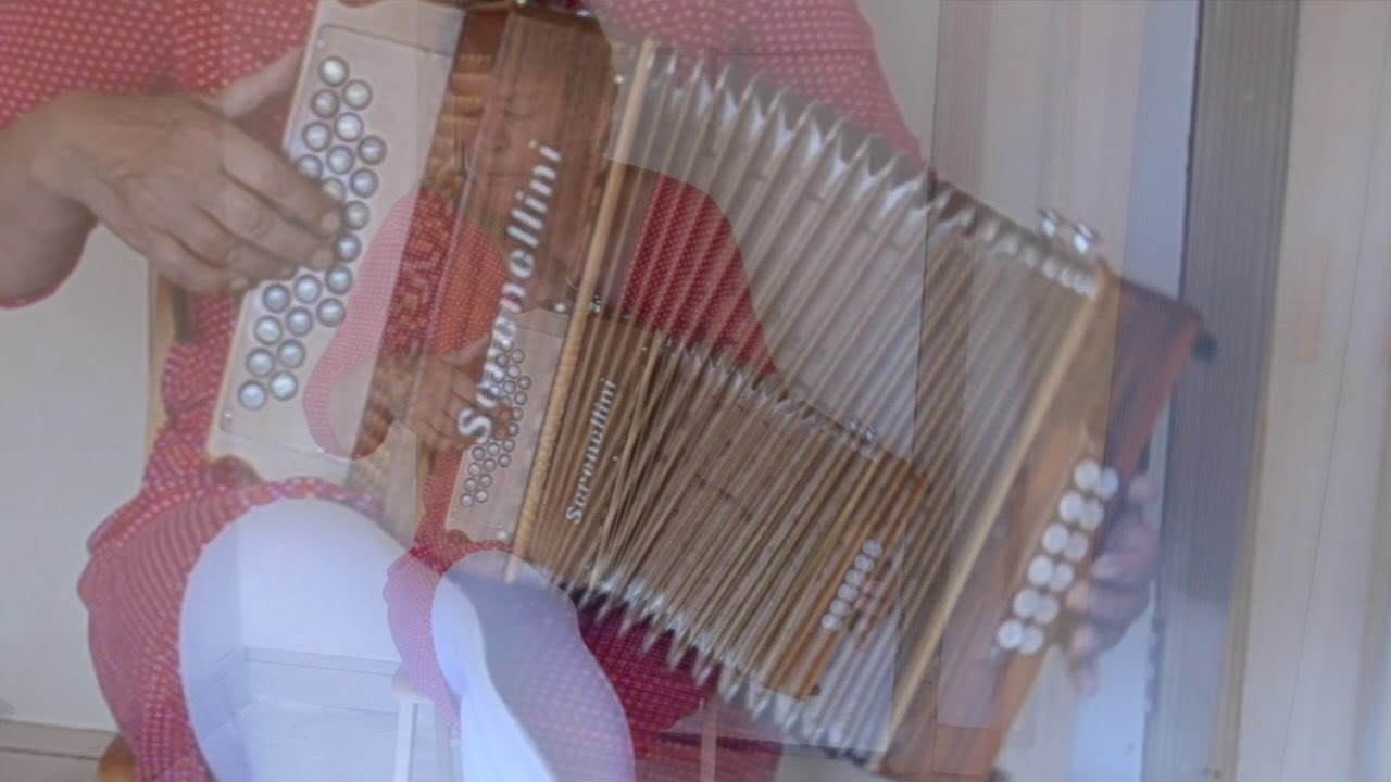 Standing by, the young Verdi op trekharmonica