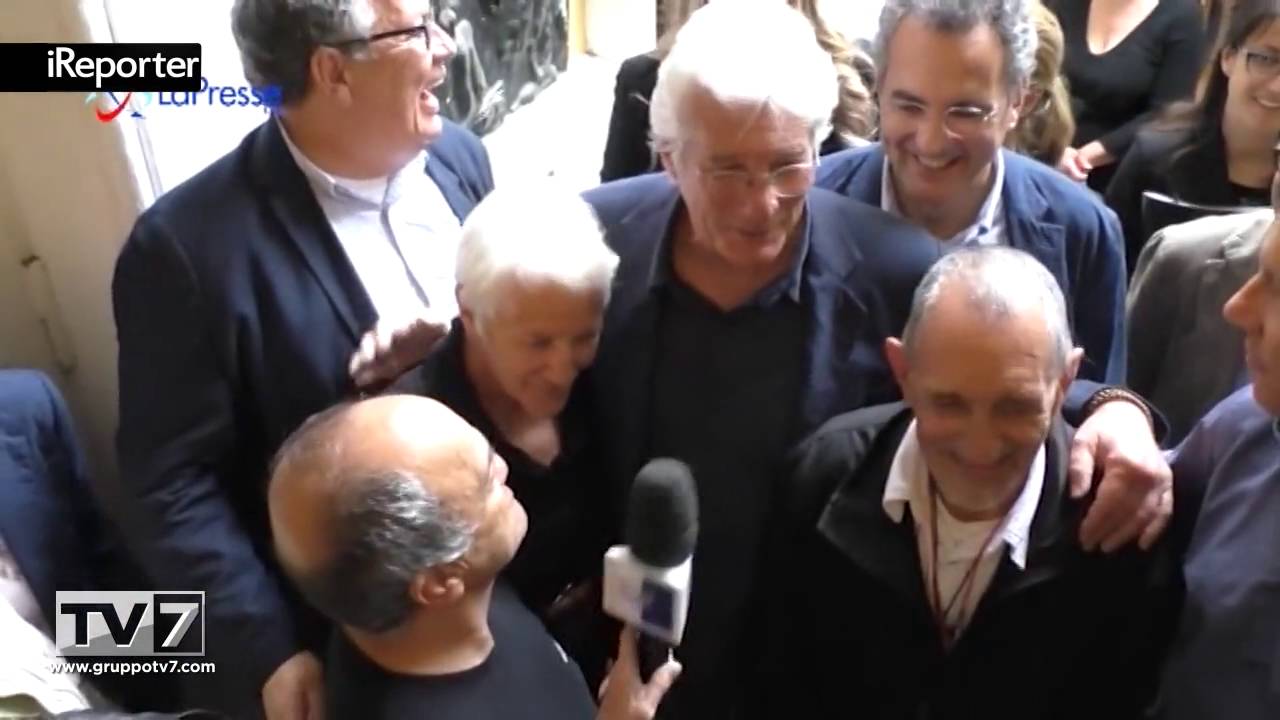 RICHARD GERE TRA I SENZATETTO DI ROMA