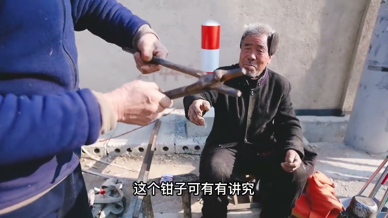 老木匠赶集遇到老艺人。听听他们有什么故事。