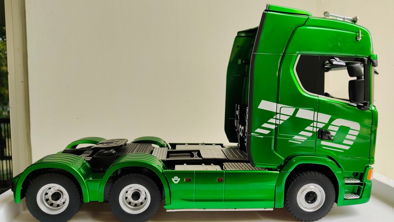 New SCANIA 770S V8 tractor truck, green color, 1/18 scale. Interested? Call 0859321161