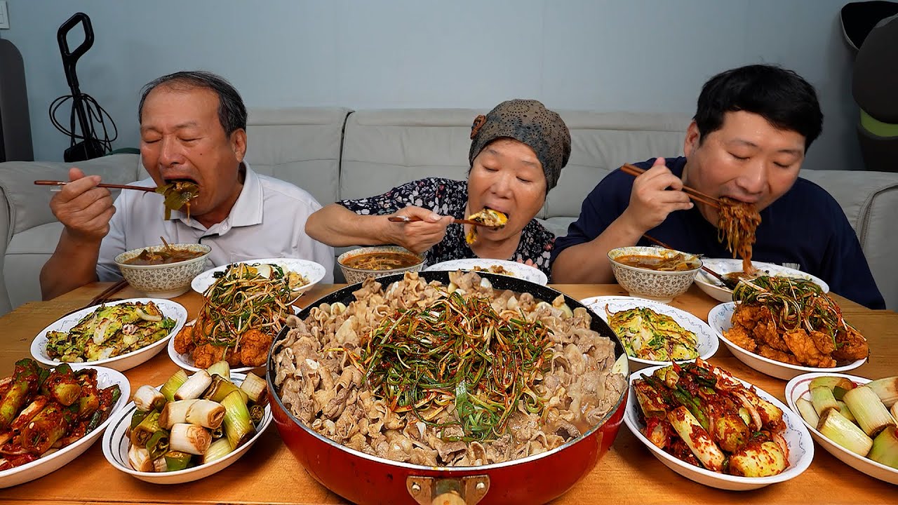 Зелёный лук со специалитетом: пульгоги, юкгеджан и закуски - Mukbang шоу еды