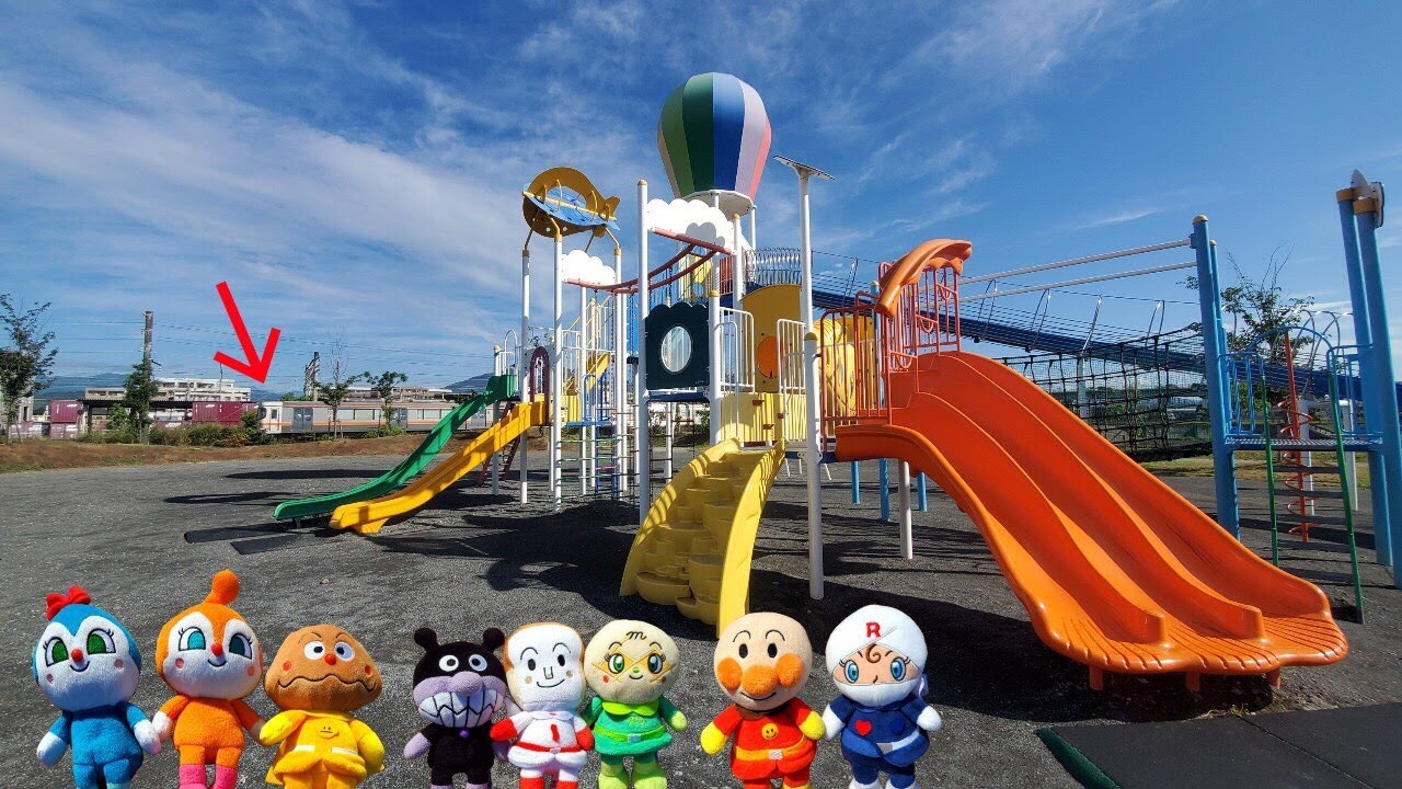 アンパンマン！おもちゃ　アニメ☆気球がある公園でかくれんぼ♡電車も見えたよ♫みんな、どこにいるのかな？ Hide and Seek in the park 【すべり台】【気球】