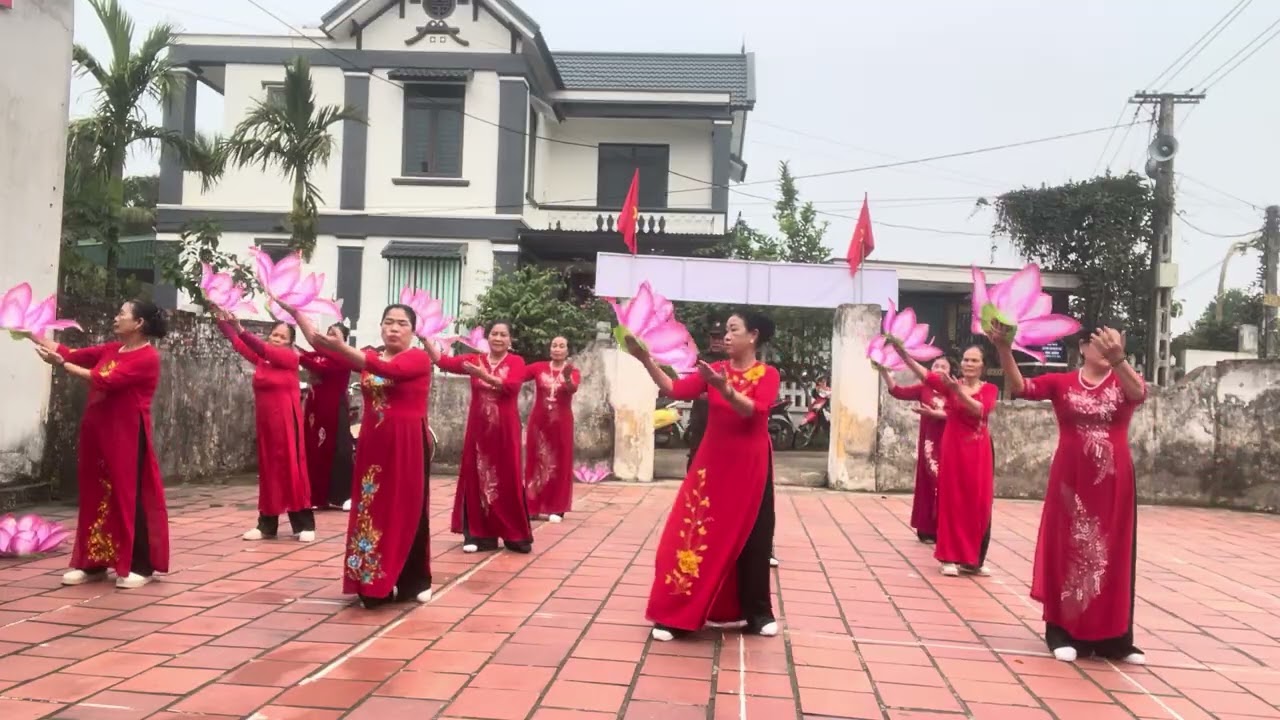 Múa hoa. Bài ca người cao tuổi Việt Nam. CLB dưỡng sinh phố 8 phường Quảng Phú 