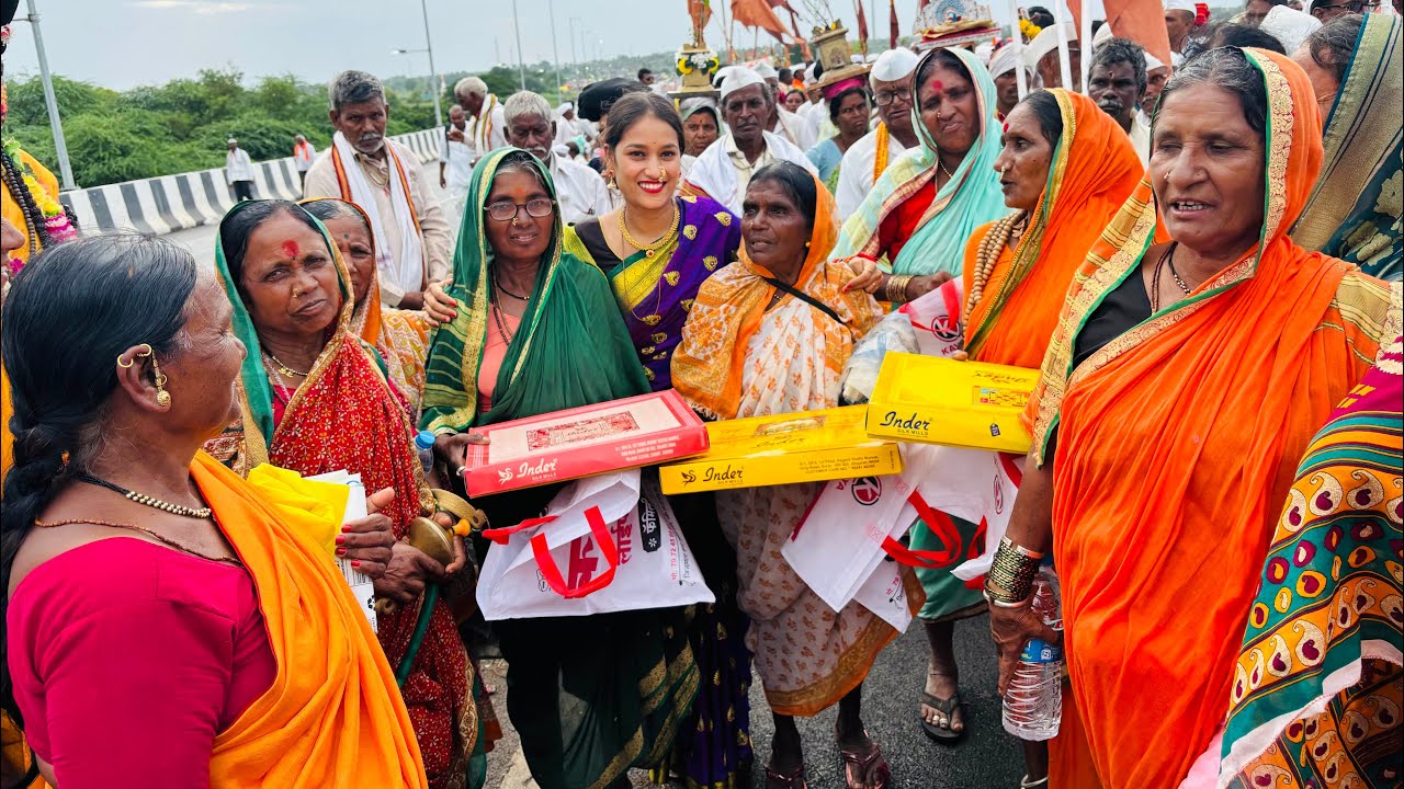 Sayali Patil ने दिल आज्जीन ला Gift 🎁 ॥ वारी मध्ये सामील होत सायली पाटील पंढरी च्या भेटीला 😊😊