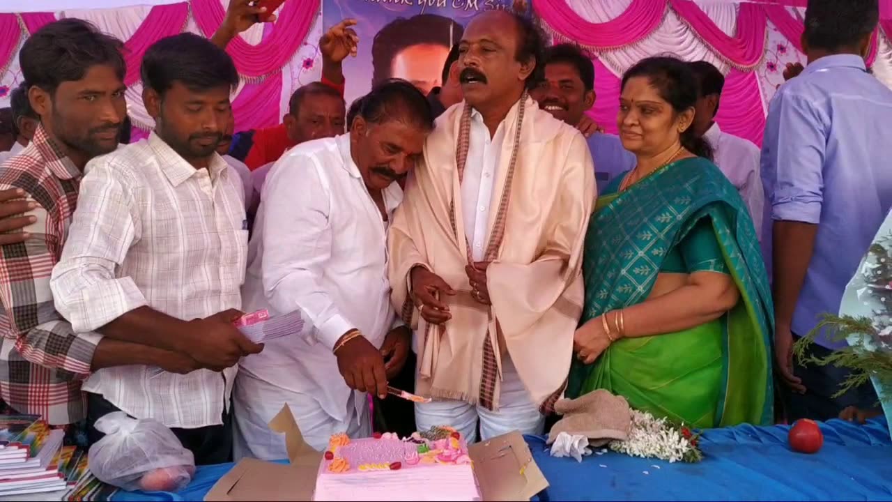 YSRCP MLA Visweswara Reddy celebrated New Year 2020 || Uravakonda || Ananthapur