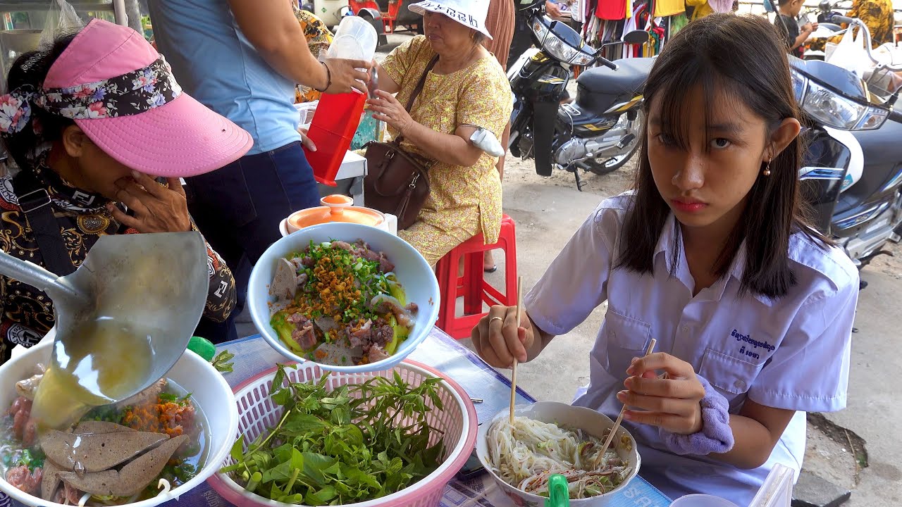 Noodle Soup and Nom Banhjok For Breakfast - Cambodian Street Food