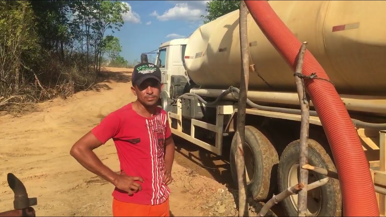 Caminhão Pipa Volks 26-260 Traçado Enchendo com Água do nosso Açude.