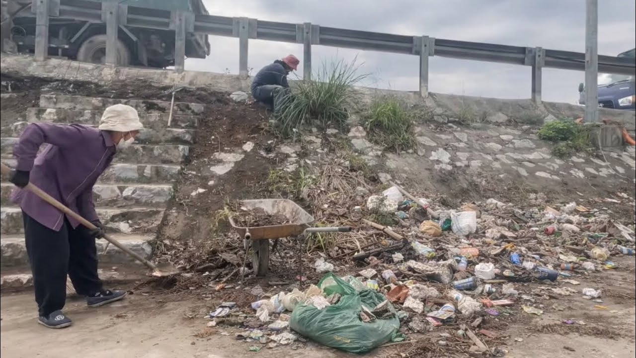 Шокирующая Уборка: Грязный Тротуар Моста, Заросший Травой и Бумагой, Преображён