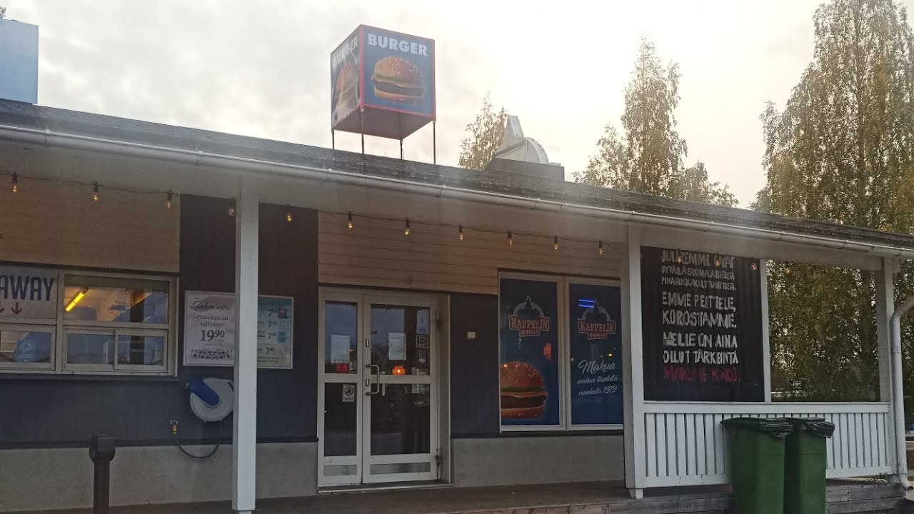 TESTI: Kappelin Grilli Kaustinen ja Ranskalaiset makkaralla sekä pekonihampurilainen.