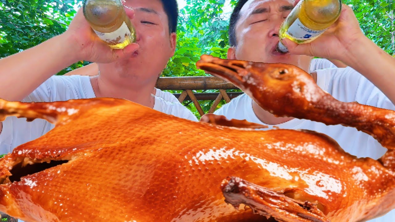 抓只8斤重大鵝，二弟做“鐵鍋燉大鵝”，軟糯脫骨下酒吃太爽了【鐵鍋視頻】