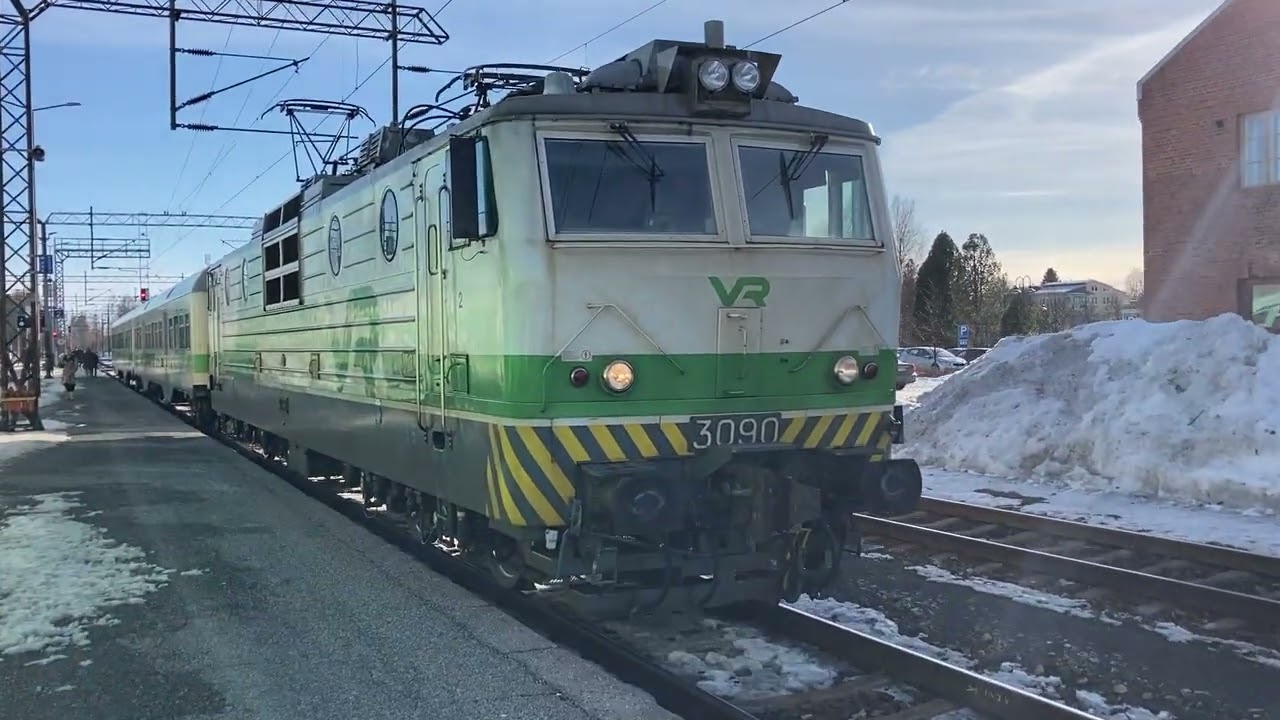 Taajamajuna saa veturin