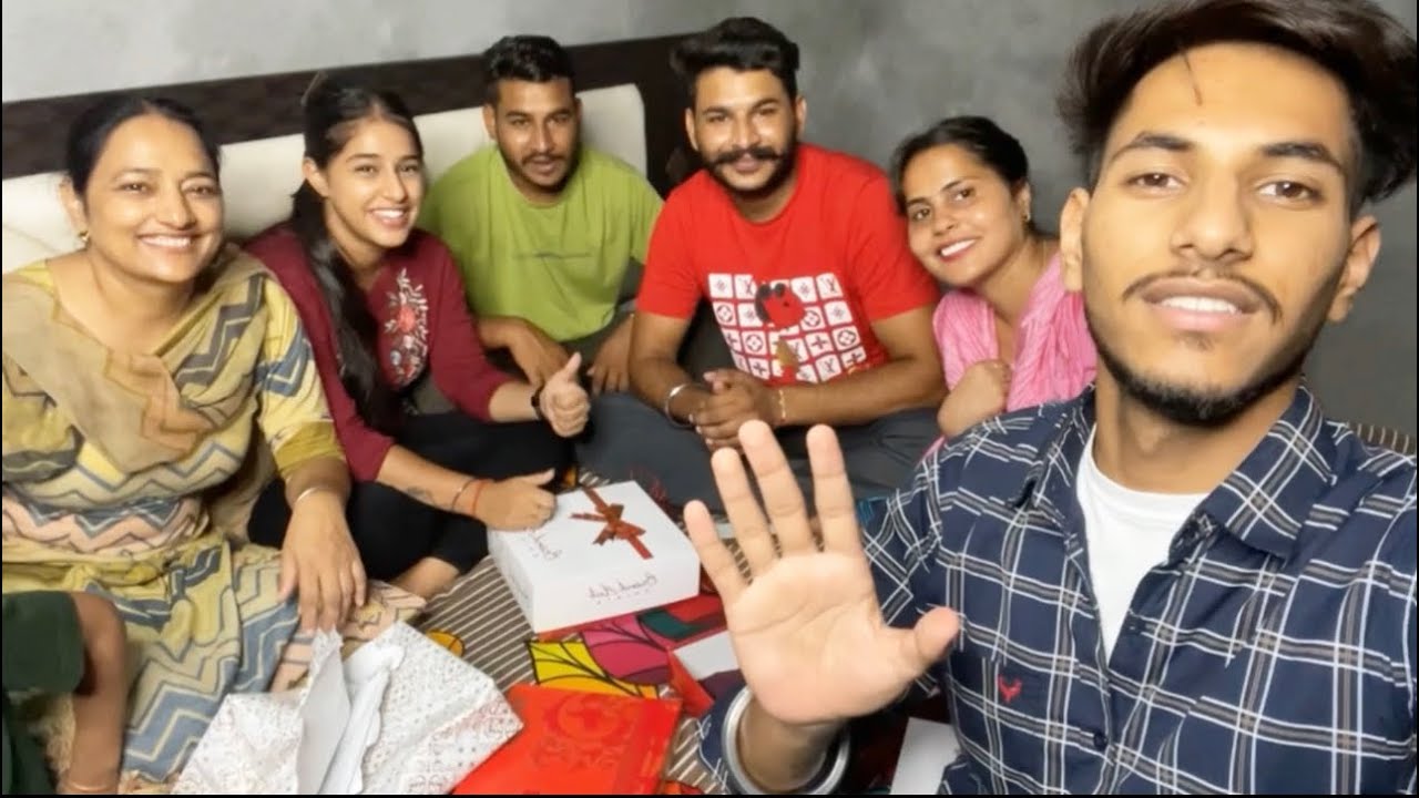 ਤੰਨੁ ਤੇ ਮੰਮੀ ਜੀ ਵਿੱਕੀ ਪਾਜੀ ਵਾਸਤੇ ਲੈ ਕੇ ਆਏ ਰੱਖੜੀ, Tanu te Mama Vicky paji vste lai k aye Rakhdi
