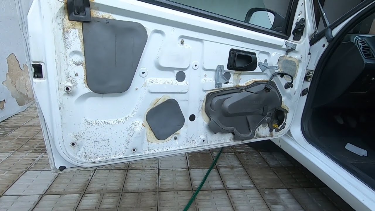 Desmontando a porta do Peugeot 306