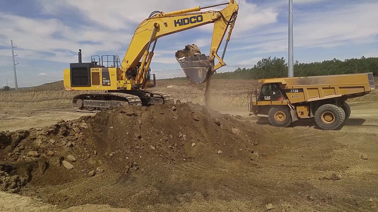 Hammering dirt into trucks with a komatsu 1250