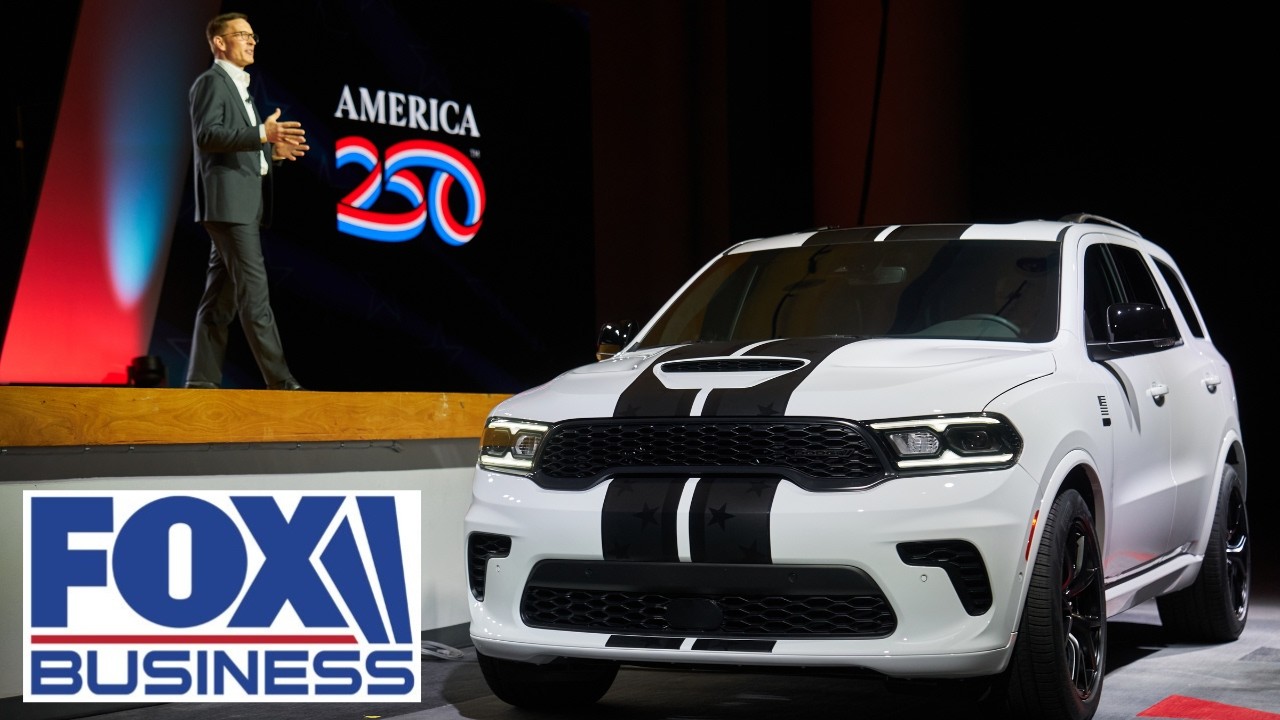 Генеральный директор Chrysler и Dodge представили модели Pacifica и Durango 2027 года.