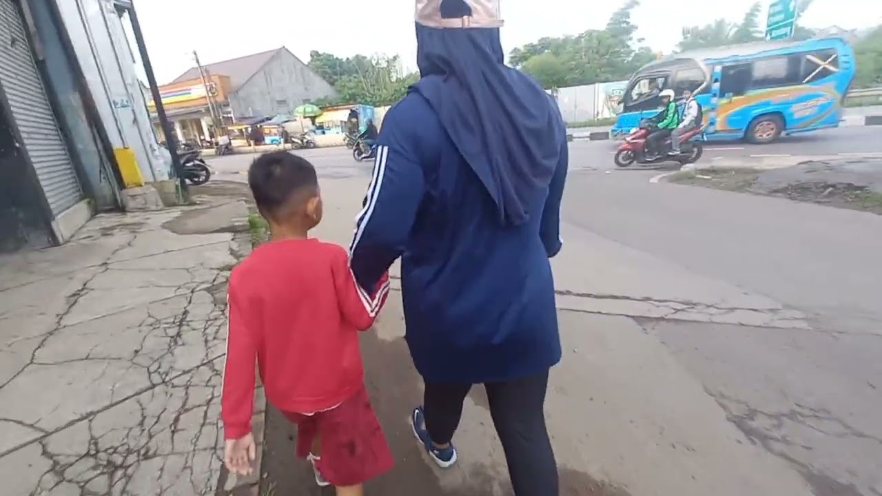 Kehidupan sehari hari,gerak jalan santai dengan keluarga
