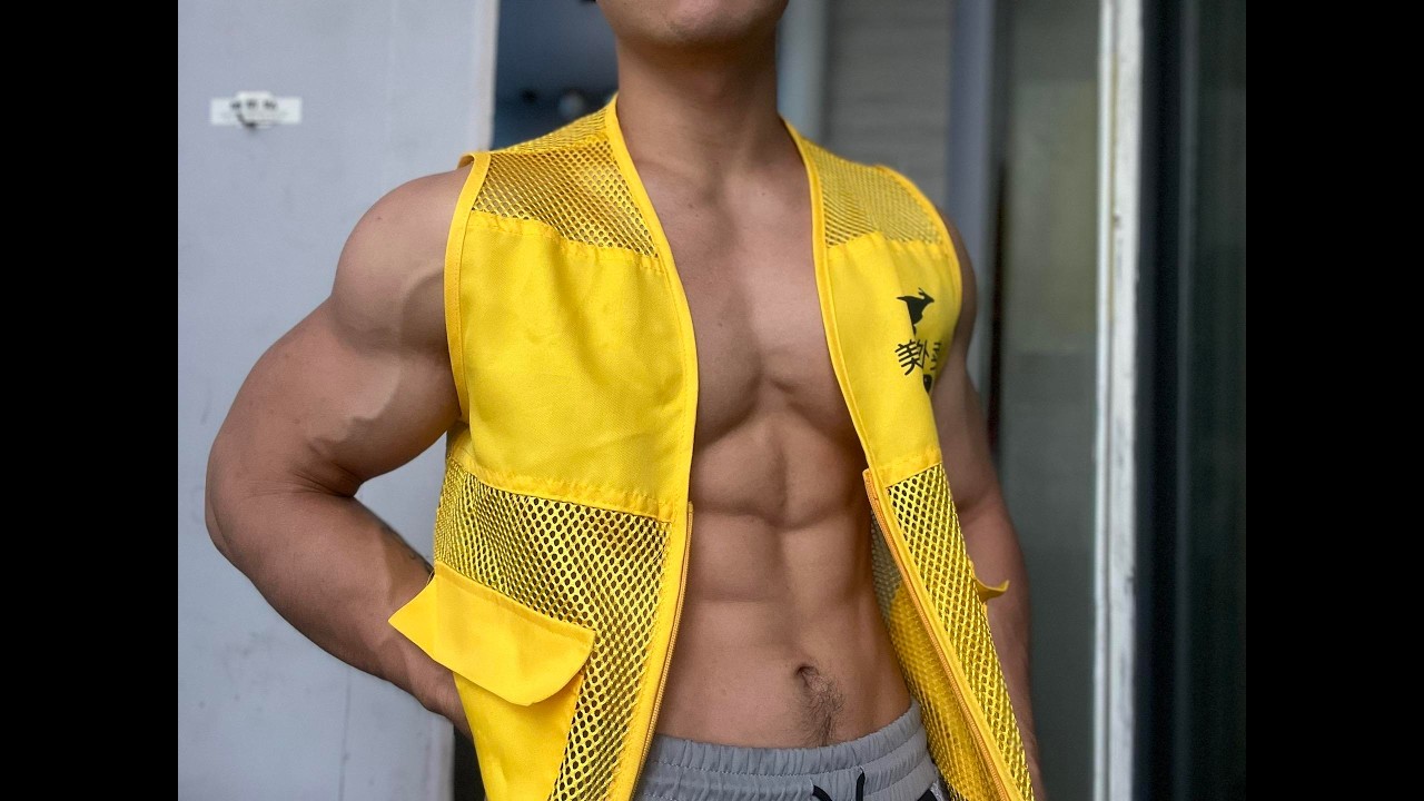 The muscular deliveryman is here, open the door quickly!