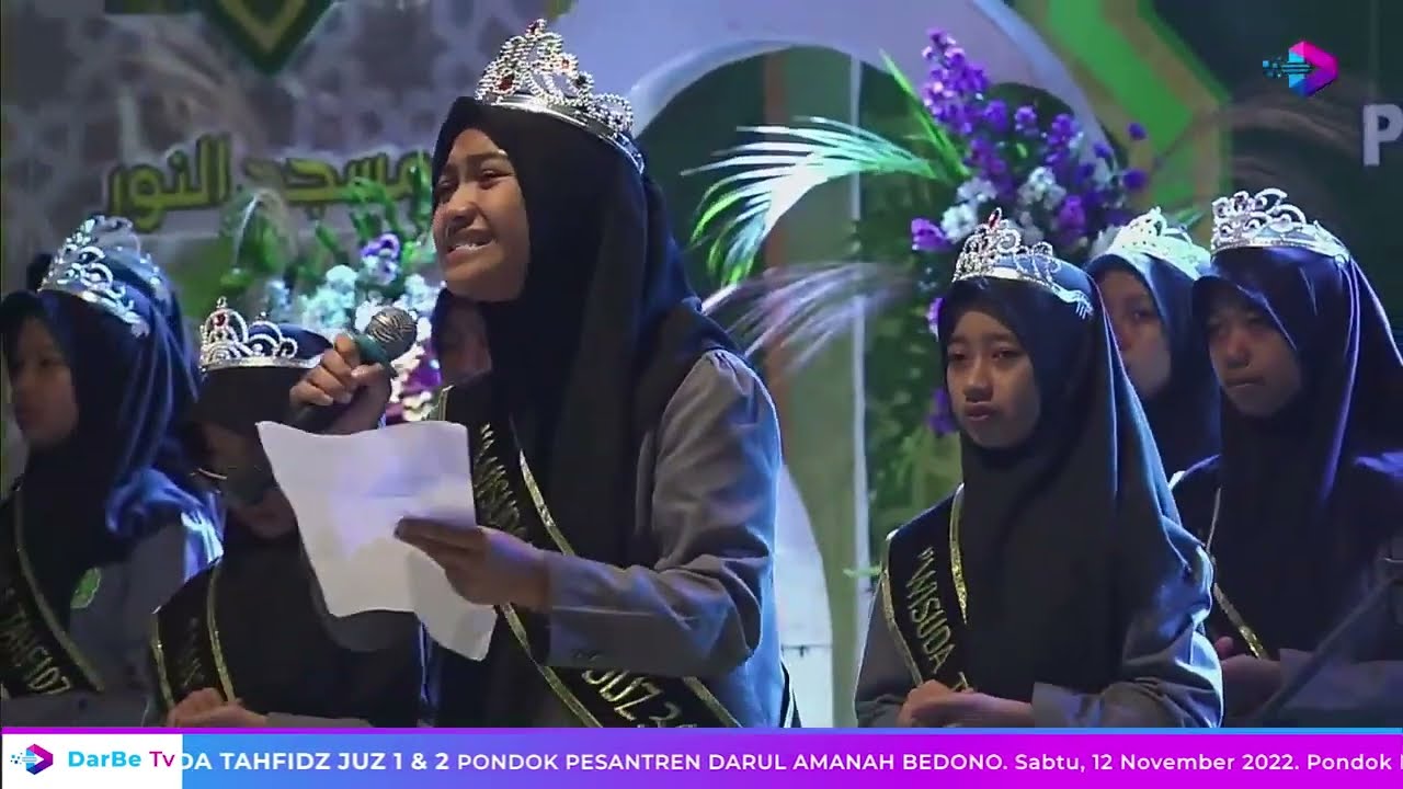 MENGHARUKAN !! Wisudawati Tahfidzul Qur'an Nyanyikan Lagu 