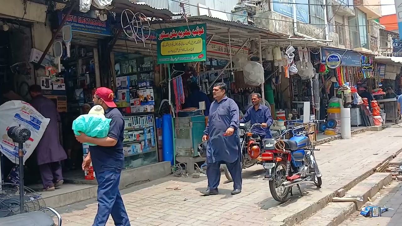 Household market in Aabpara, Islamabad, Pakistan / Хозяйственный рынок в Исламабаде, Пакистан