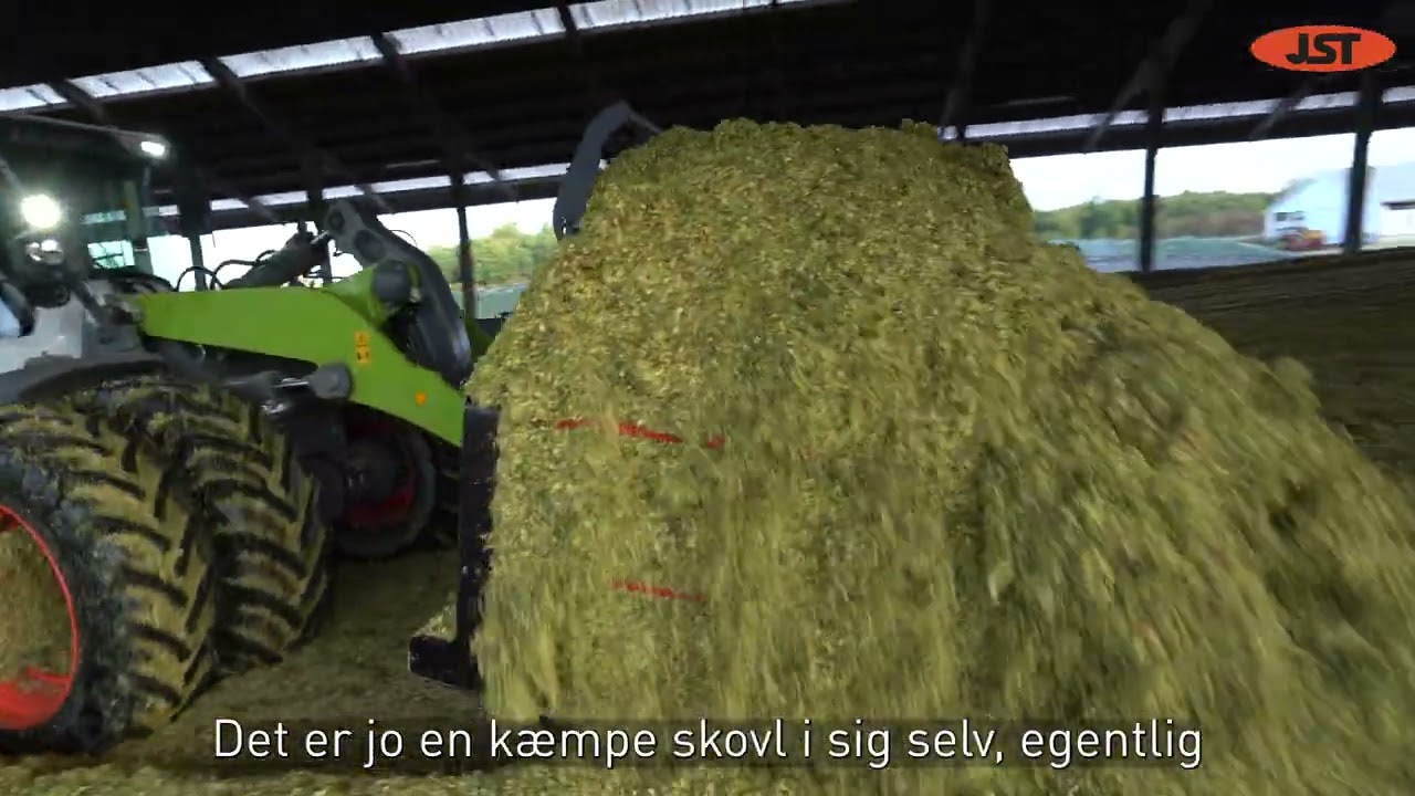 Bounum Maskinstation kører med JST græsgreb med majsbundplade