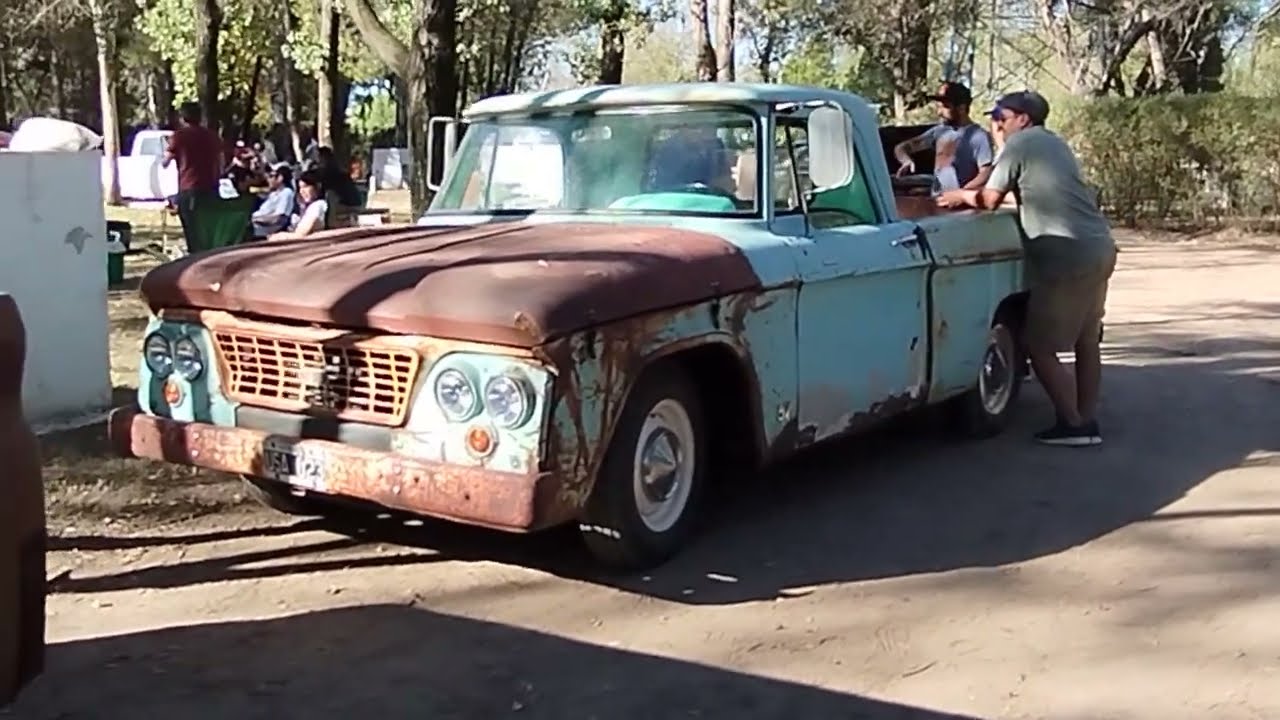 Juntada de autos cl&aacute;sicos en Eduardo Castex, La Pampa