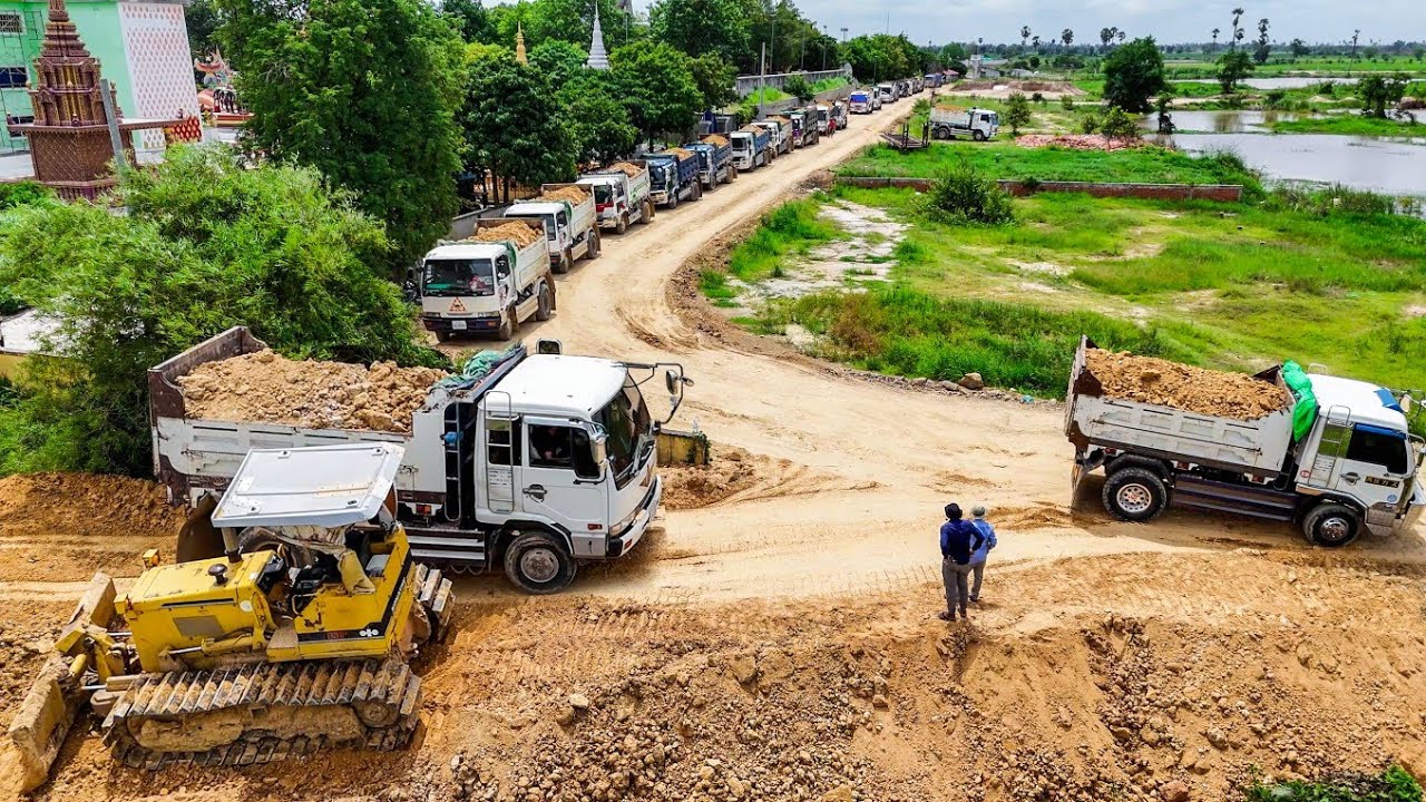 Nicely START & Completed PROJECT LANDFILL  by Smart Driver Dozer KOMATSU D31PPushing &5T Dump Trucks