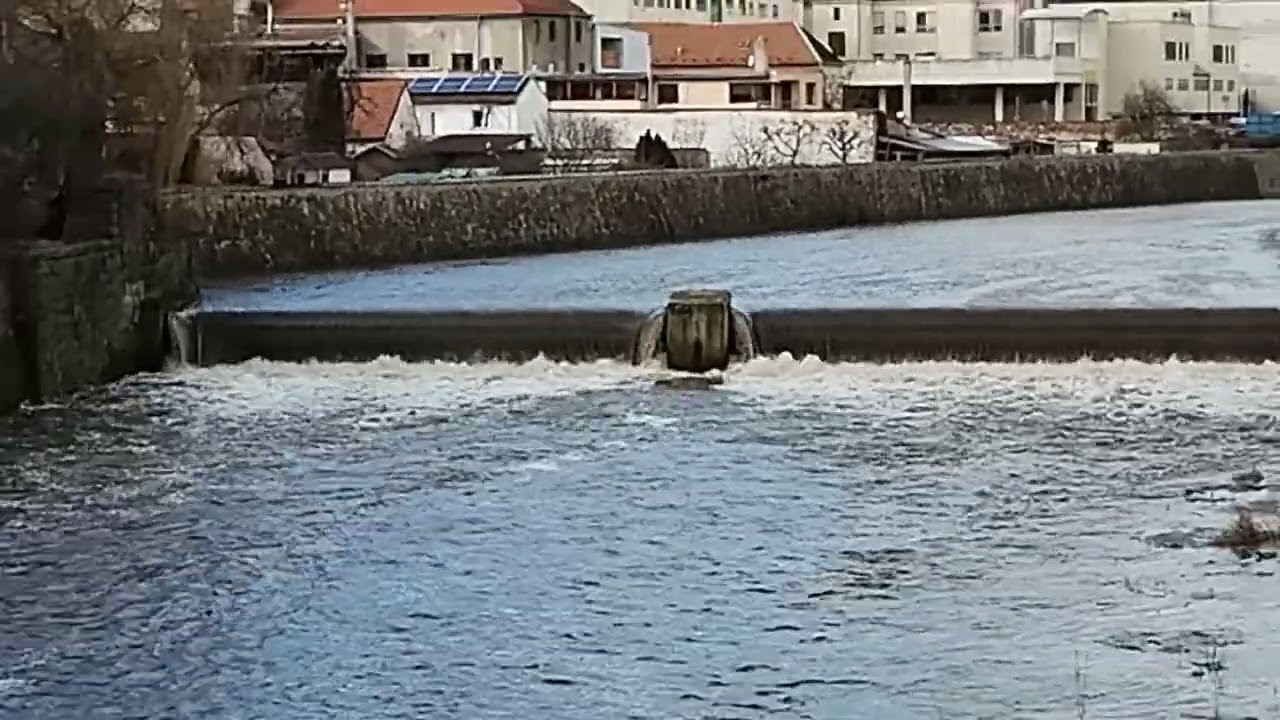 Třeb&iacute;č - zv&yacute;&scaron;en&yacute; průtok vody po t&aacute;n&iacute; sněhu a po de&scaron;t&iacute;ch 23.2.2026
