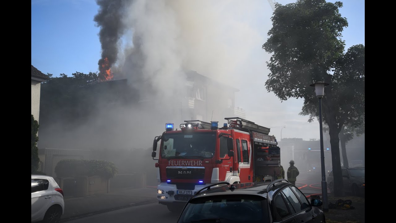 Feuer in Mehrfamilienhaus - Rauchwolke weithin sichtbar