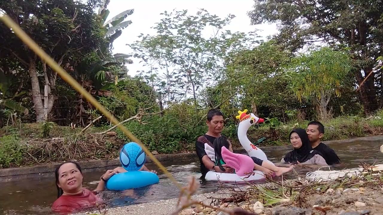 Diary Noura, mandi mandi di Dam bumi perkemahan. #masyaallahtabarakallah 