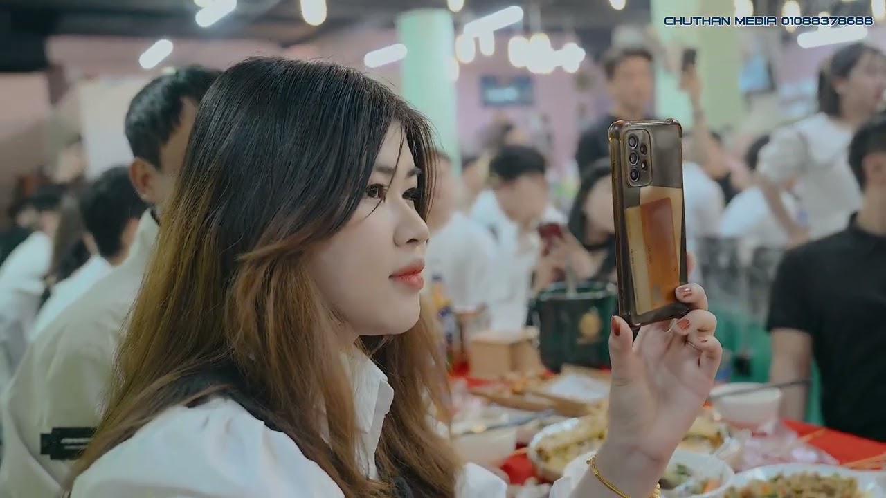 khi ca sĩ Thai Học là khách mời sang korea hát đám cưới.thật may mắn cho cô dâu và chú rể