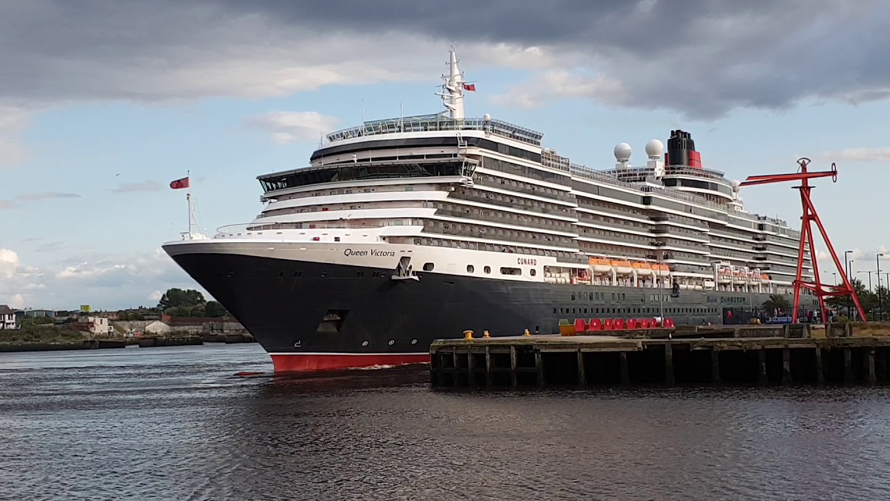 Queen Victoria LEAVING the port of Tyne with horn such a lovely sound