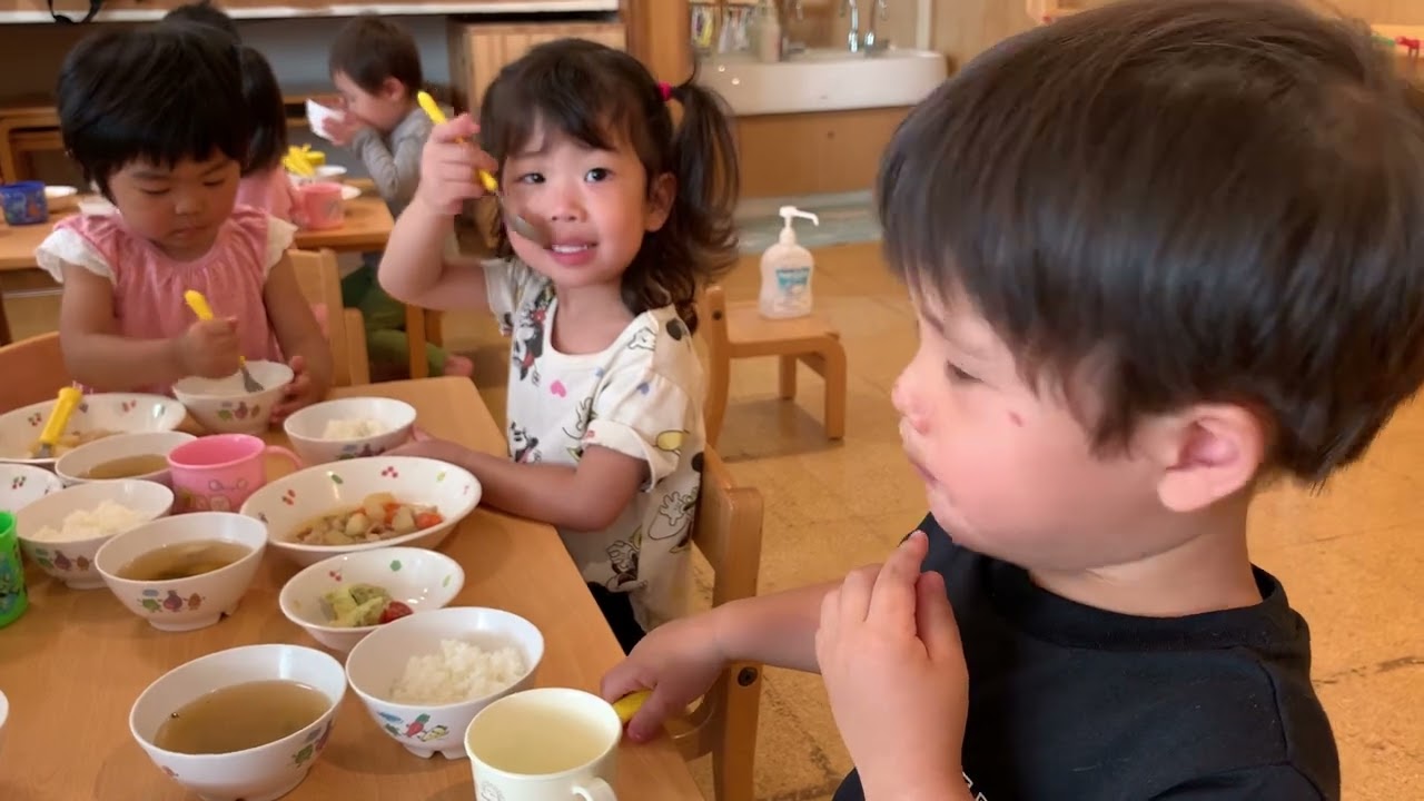 みかん組(２歳児)　食事風景