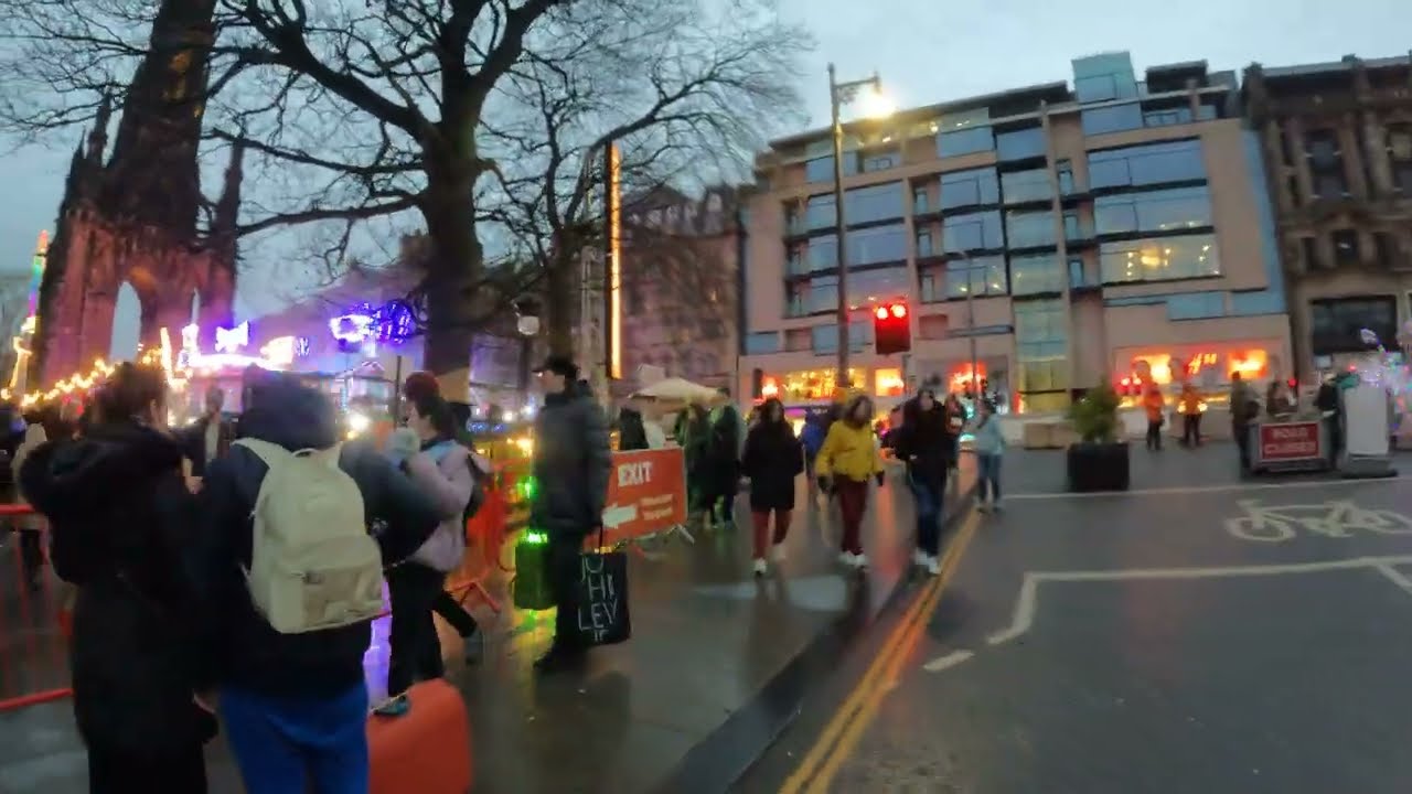 Walk around Edinburgh: 2022 festival scene (plus Premier Inn review)