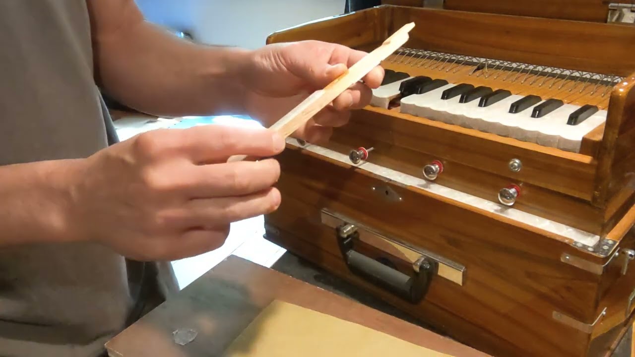 Sticking harmonium keys: causes and fixes
