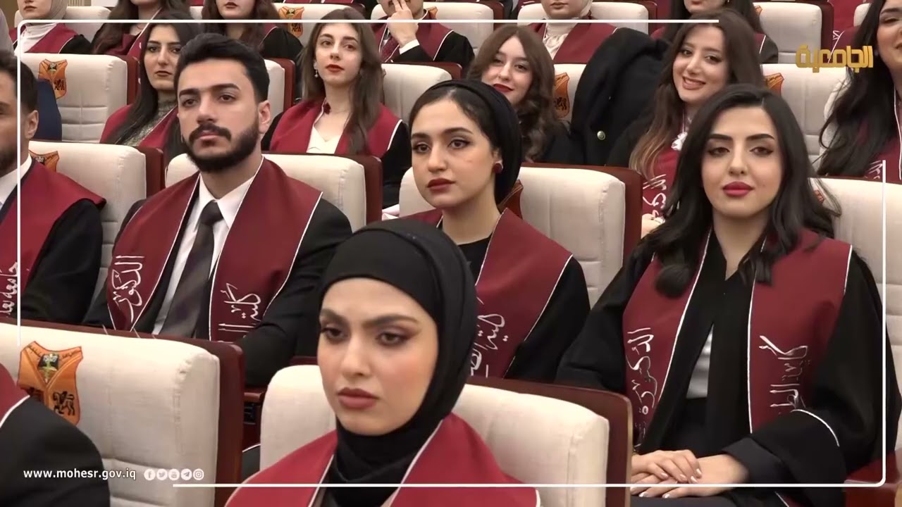 خريجو الدورة الثالثة والتسعين يؤدون القسم الطبي في كلية الطب جامعة بغداد