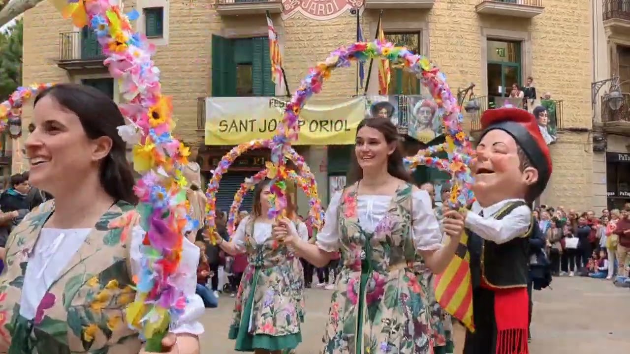 Entrada a plaça de la cercavila de la Festa Major de Sant Josep Oriol! #sjo24