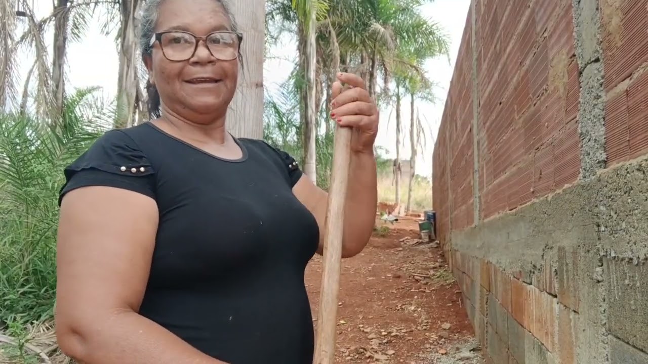 Hoje tô plantando feijão no quintal vídeo simples com carinho #plantando feijão no quintal #YouTube 