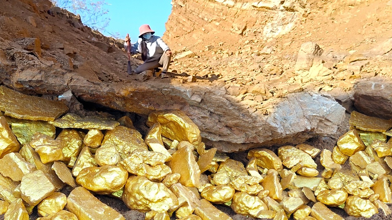 wow amazing finding! a gold hunter found a lot of gold treasure  at mountain