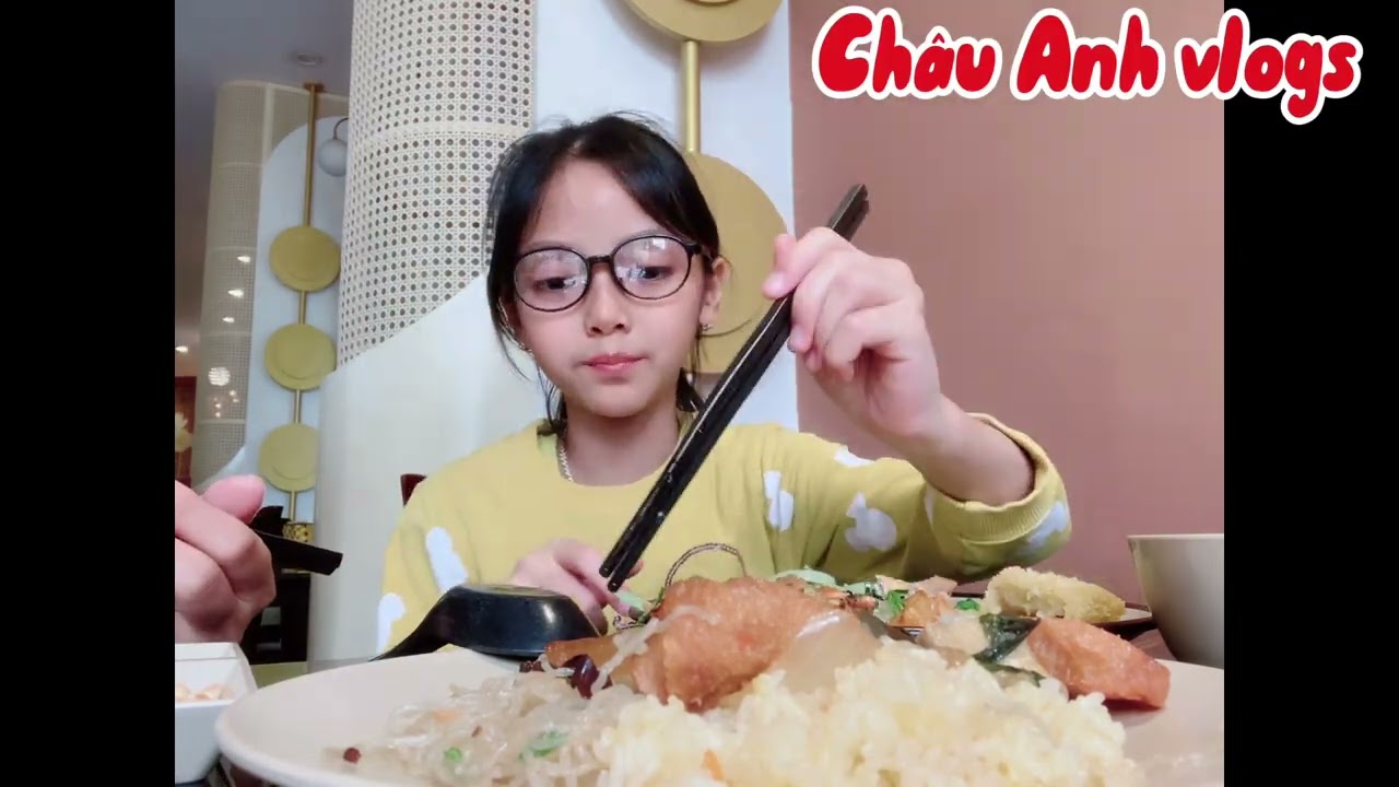 Нгок Ань впервые посетил вегетарианский буфет.