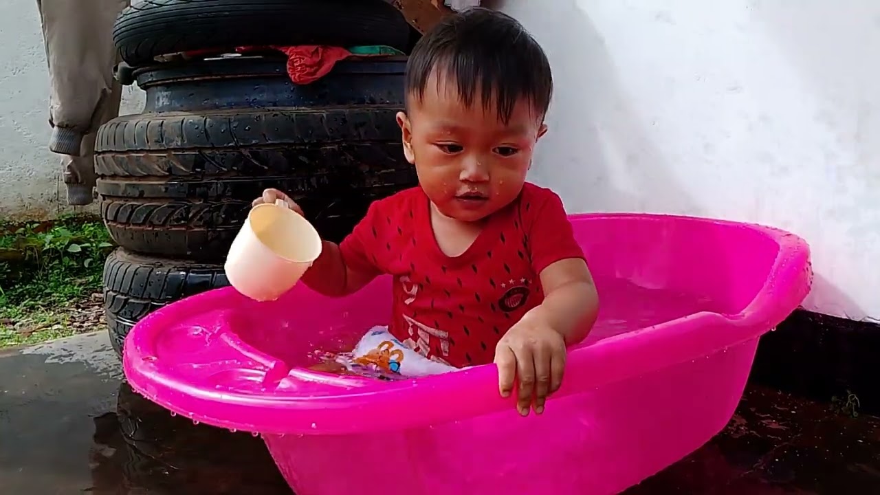SI PALING SUKA BERMAIN AIR