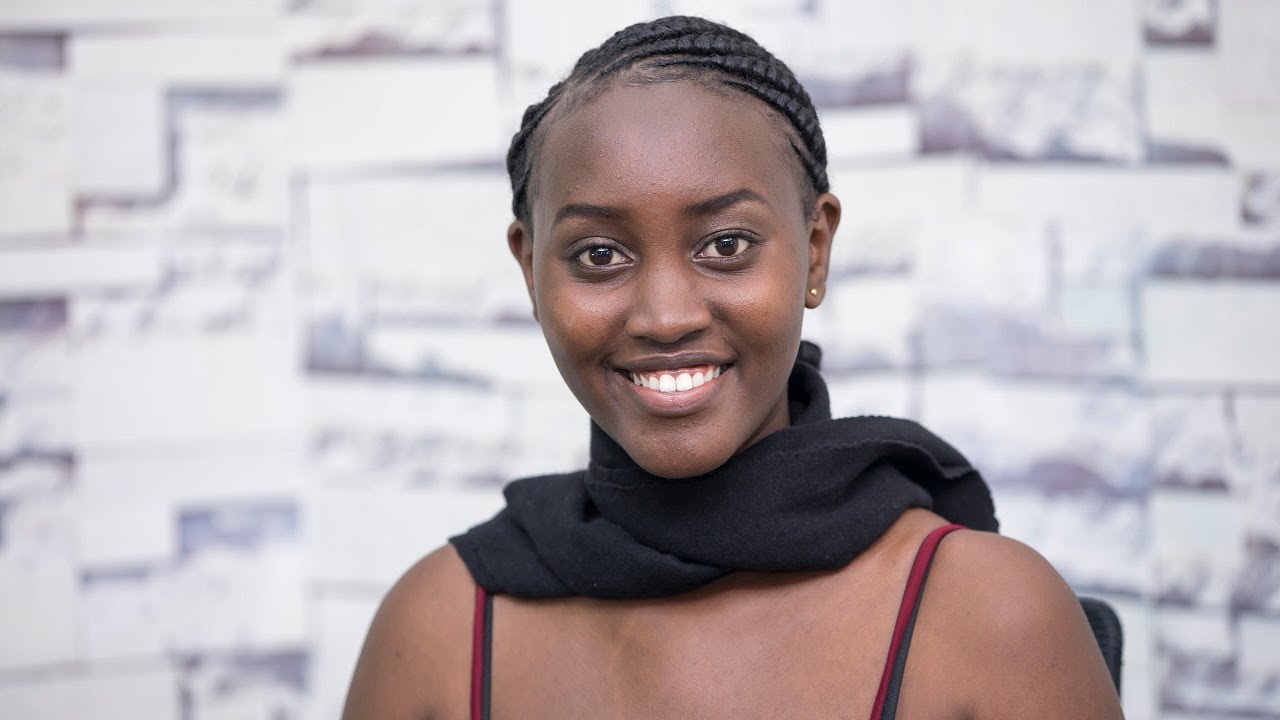 Umukobwa ukiri muto yashinze uruganda rukora Lip Stick; Imana yari yarabinyeretse: Igihozo Mireille