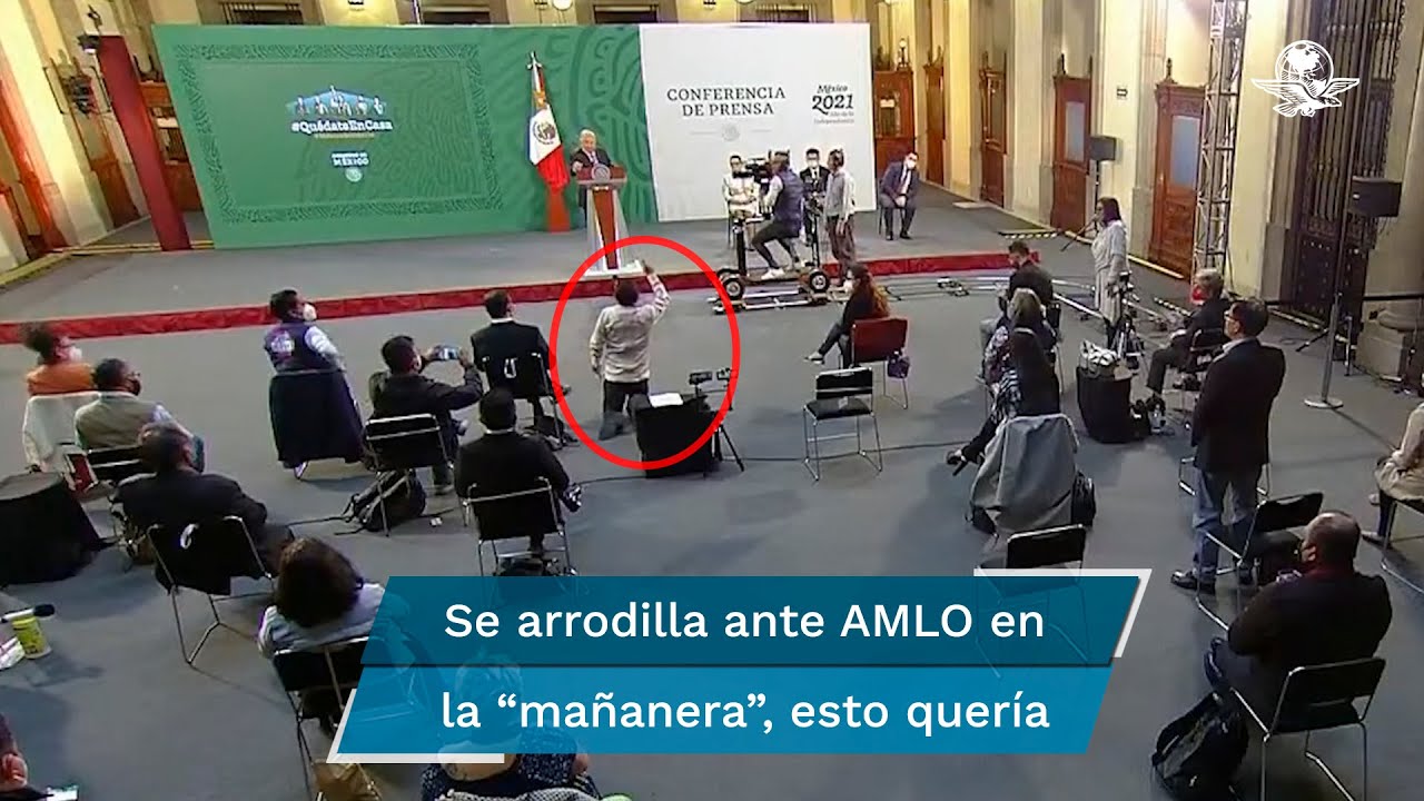 Presunto reportero se arrodilla ante AMLO para pedir que le diera la palabra en “mañanera”
