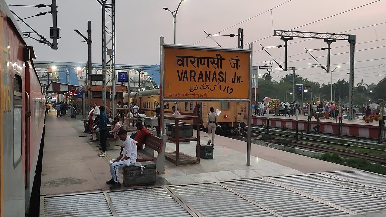 खूबसूरत वाराणसी शहर से निकलकर वाराणसी जंक्शन पहुंचती हुई भगत की कोठी एक्सप्रेस।