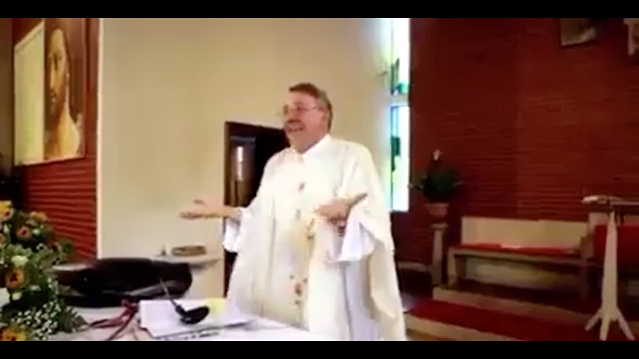Un cura canta Mamma Maria en una boda