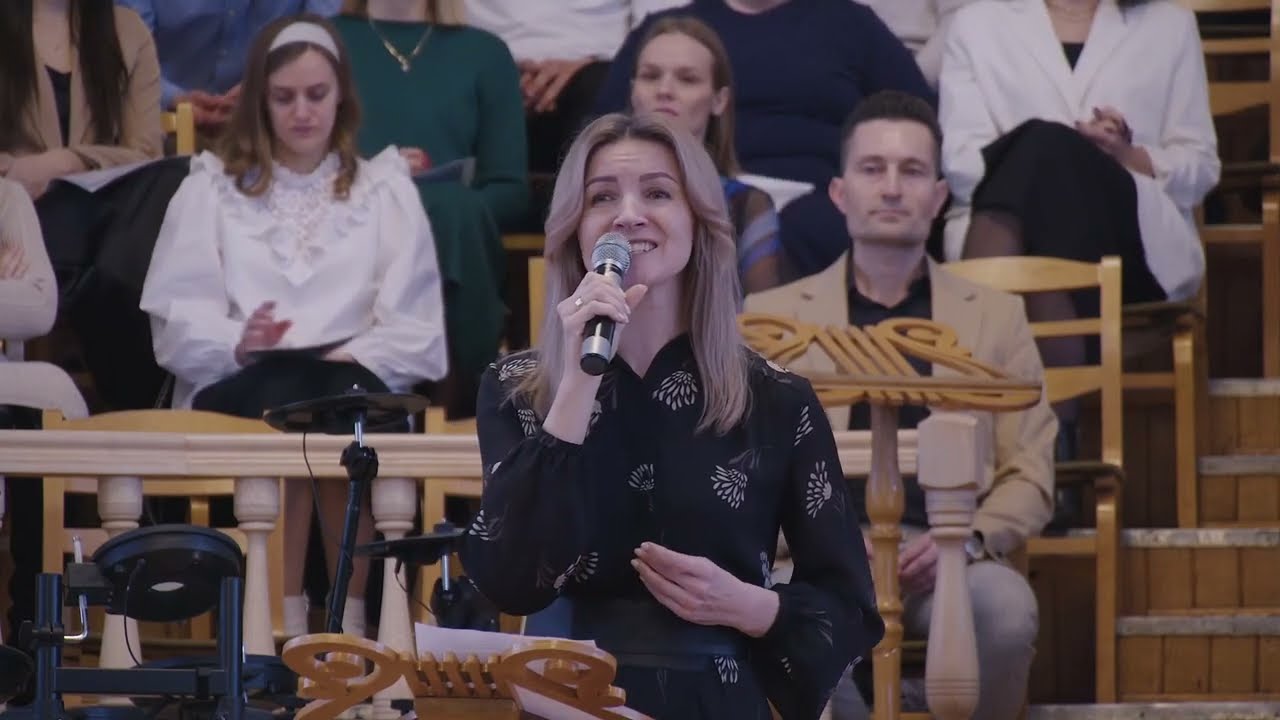 Трогательный христианский стих. Бог еще не закончил с тобой.