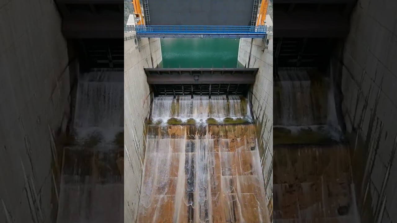 &Ccedil;oruh River, Deriner Dam (249 meters) water discharge (T&uuml;rkiye - Artvin) Deriner Barajı su tahliyesi