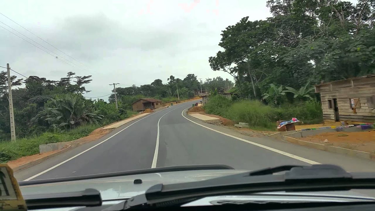 Sur la route Medouman-Ndjolé